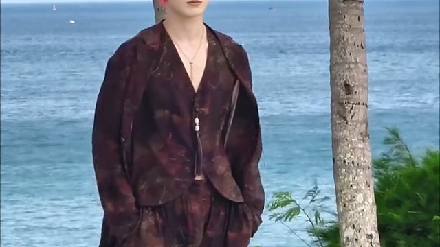 一阵大风毁了朱正廷的所有体面，一头红发加暗红套装准备帅翻众人，却不料出了个大洋相