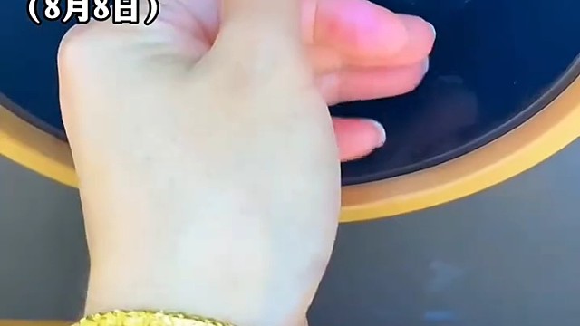 美甲师称科技风还是吹到了美甲界，几秒就完成一个款式，美甲师:我辛苦学的美甲算什么?