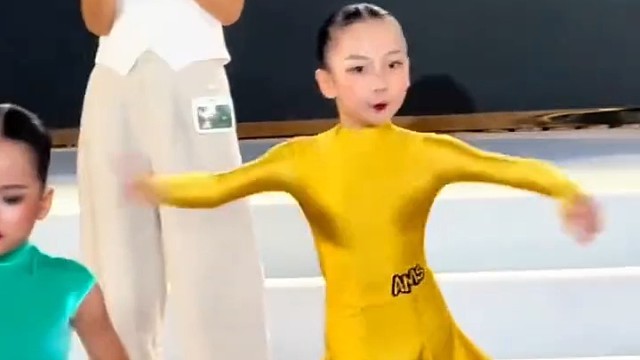 蓝衣女孩连续两次对黄衣女孩下黑手，没想到却推出了一位冠军。
