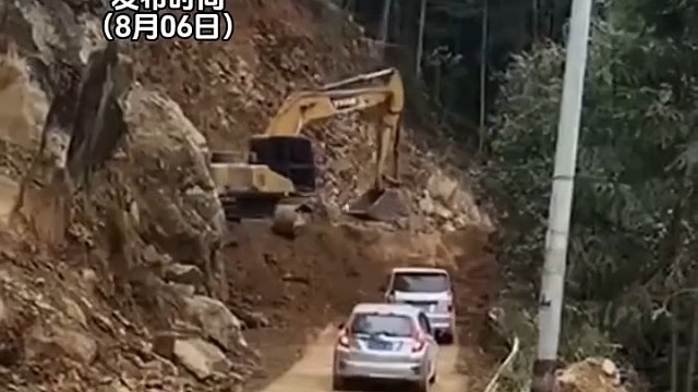 山路施工五菱一脚油门冲上陡坡，后方轿车效仿 直接卡在半路动弹不得