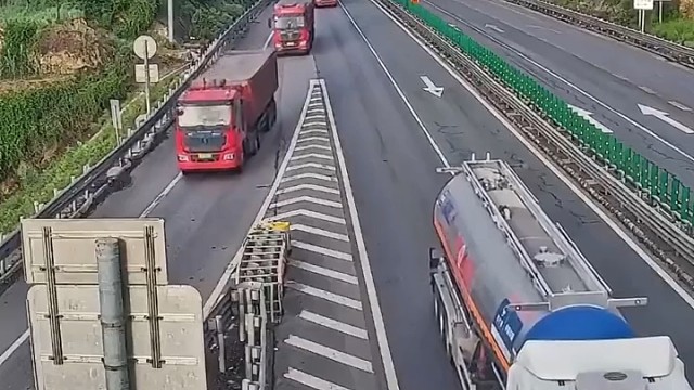 高速上油罐车错过了出口，竟然公然倒车还影响了两条行车道，12分瞬间“清零”!