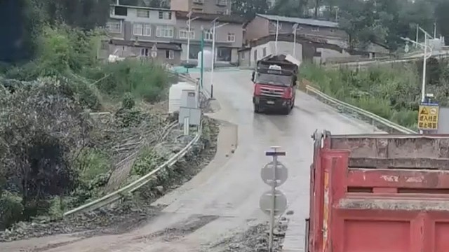 货车满载下坡时路滑刹不住，司机踩死刹车导致撞上护栏，网友:这技术没有十年驾龄，一般人还真控制不了