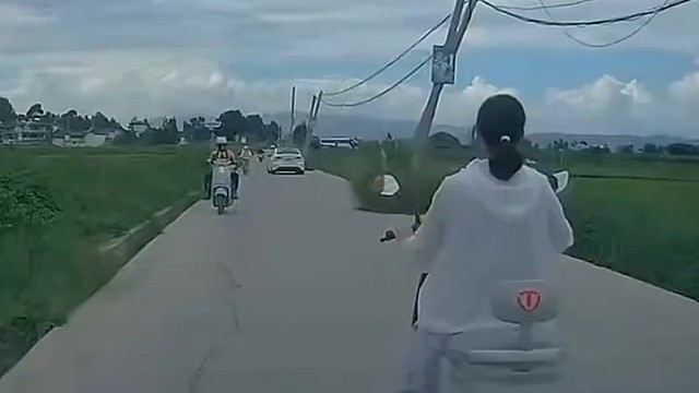 女子停在车前挡住路，外卖小哥见状直接把女子挪走