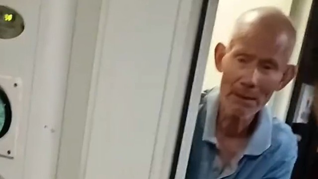 九岁男孩看见老人没座蹲在地上，主动把自己的座位让给老人