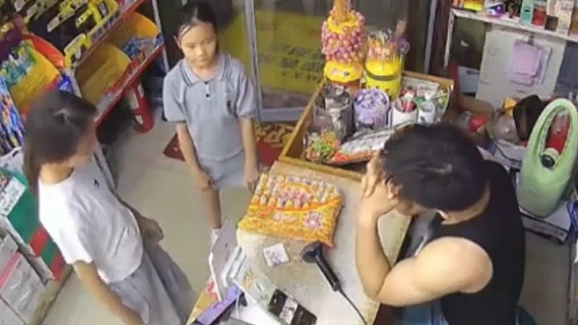 本来卖10块钱的零食，只因两个女孩夸了老板，5块钱就卖了，而且是买一送二