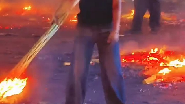 内向女子参加云南“火把节”，脸被抹得黝黑还给大家即兴表演