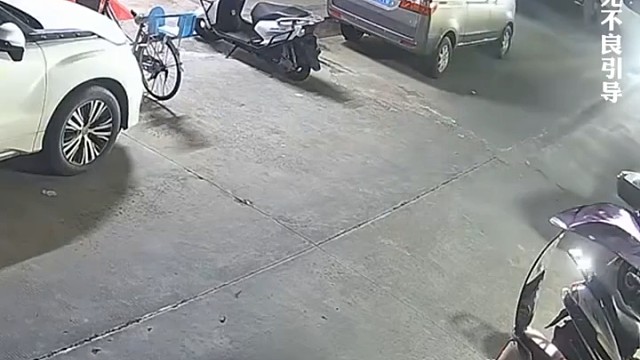 夜晚俩人走街串巷来偷电动，竟然趁居民不注意5秒就把车子骑走了，网友:大门还是开着的，那么猖狂