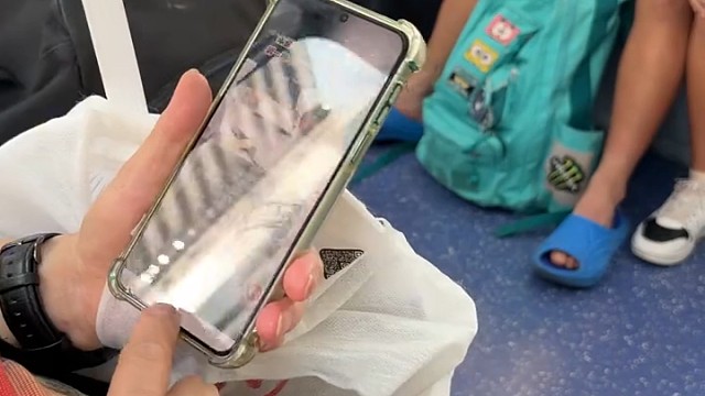 男子在地铁撞见老人对着满屏广告手足无措 突然感觉到莫名的心酸 “科技不应该是服务便捷于人的工具吗”1