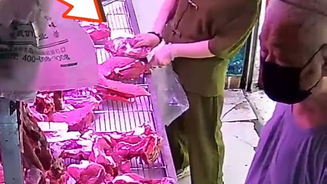 趁老板服务其他客户时 大妈将摊位旁边的猪肉偷走了 动作熟练 老板：偷了好多次了 我只是不想理她1