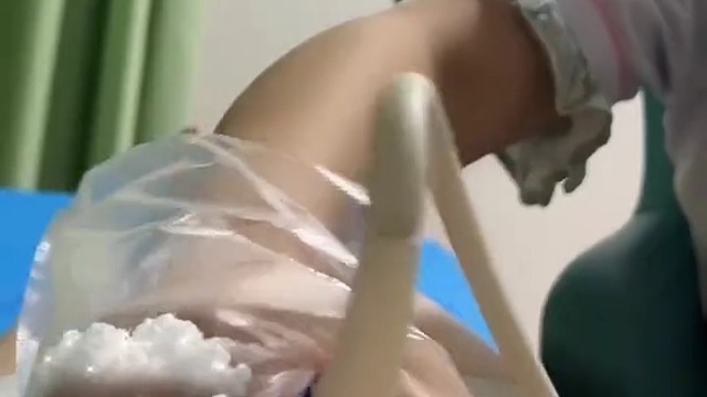 女子到医院做四维彩超 医生在肚子上用力戳戳戳 女子：做得我气都喘不过来回家肚子还痛