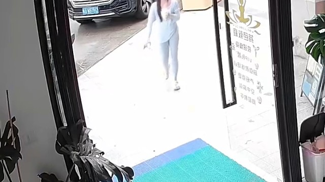 女子进屋时本想开心扭一下，不料下一秒摔趴在地，网友：看着都疼
