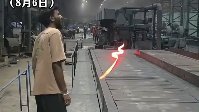 国外一小哥在钢厂工作都不穿防护服，拿着铁棍就开始干活，网友这玩意儿用手拿不得起泡啊