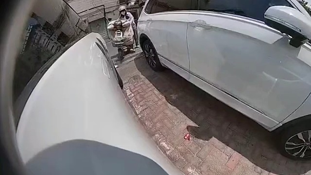 女子骑电动车硬从两车中间穿过，导致两车漆面受损，车主：太生气了，必须找到她
