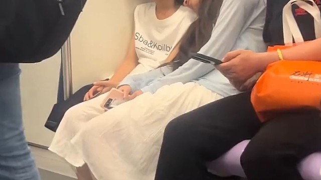 小姐姐靠在“小孩哥”肩膀上睡着了，小孩哥一脸得意，网友：嘴角比AK还难压