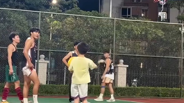 “小孩哥”跟小伙子们“对赌”，小孩哥凭实力赢下“赌约”，小伙子们愿赌服输