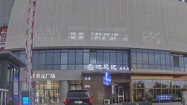 车辆还没进停车场，就被拦车杆扇了“一巴掌”，网友：这种情况下谁的责任怎么划分1