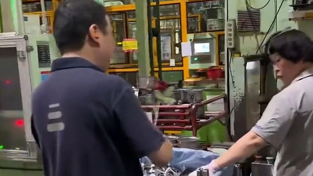 阿姨上完最后一班岗就要退休，领导和同事特意准备“一路生花”相送1