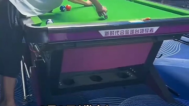大爷打台球手抖个不停，没想到还进球了1脑出血的丈夫去世后，家中又莫名其妙地失了火1男子晚上把摩托停在