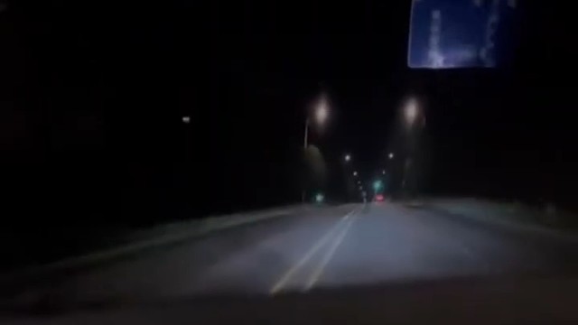 网友开车在路口绿灯直行，一小伙却突然跑着停在车头，网友：看他表情好像很遗憾的样子1