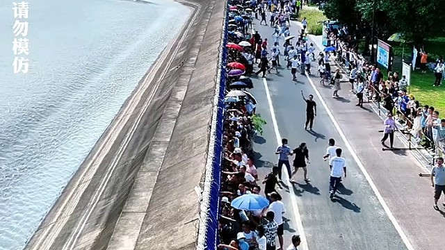 游客们近距离观看钱塘江大潮，一个浪潮过来直接被浇了一身的泥水，网友:外地人看钱塘江，本地人看外地人看