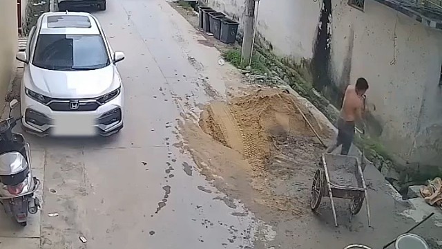 本来就不宽的路，白车挡了一半，沙土挡了一半，黑车经过时把自己的后视镜都撞掉了1
