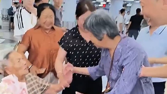 妹妹跨越两千多公里来看望94岁姐姐，姐妹俩73年没见，一见面就抱头痛哭1