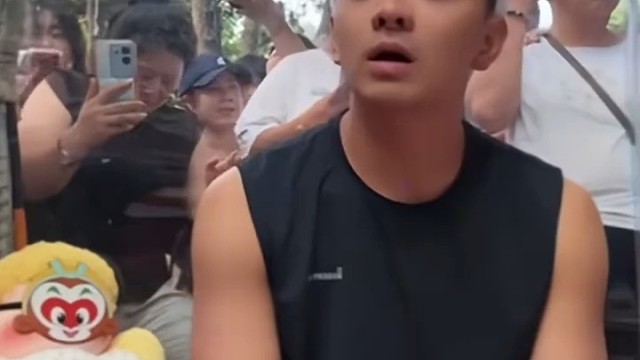 雪饼猴王铁柱直播，38意外怀孕找不到孩子爸爸，不找自己父母坐10多个小时火车来一个景区找景区NPC！