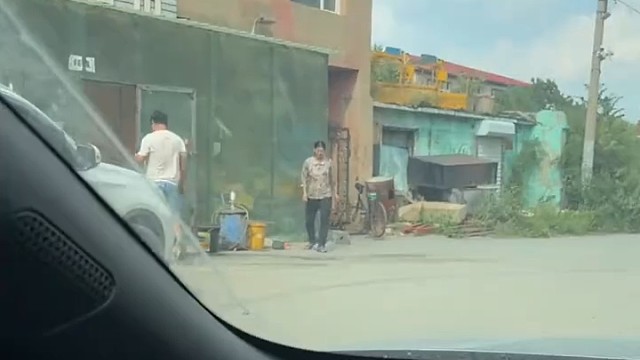 女子无忧无虑地奔跑，脸上满是笑意1男子下车把前面的三轮车推走，不料忘记拉手刹1
