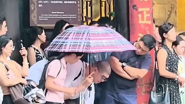 当半蹲着的小伙站起来时，旁边的大哥“人傻了”一脸不可思议