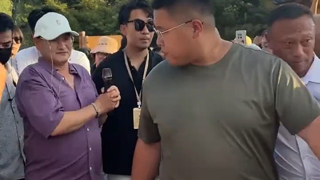 朱之文出席线下商演活动 边跳边拿着话筒和观众互动 网友：真是越来越会穿搭了1