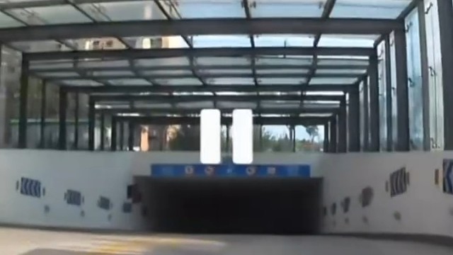 女子开车进地下车库 迎面就看到几个大妈并排在里面坐着聊天 女子：幸好踩着刹车慢慢下去的1