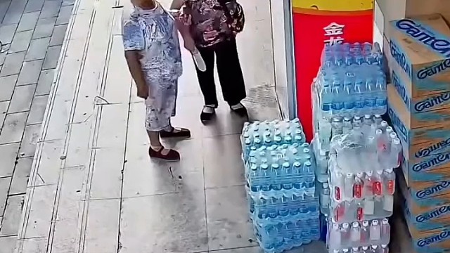 店主在门口设立爱心饮水点，没想到外卖小哥主动来送水接力守护爱心站点，老板:原来善意都是相互的，真的特