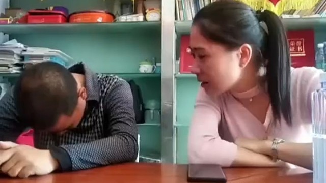 男子外出打工十几年不和家人联系，表姐来接他时告诉他母亲已经离世，男子懊悔地低着头不说话