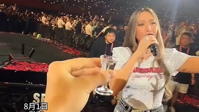 女子带着酒杯参加Alin黄丽玲演唱会，Alin看到酒眼睛都亮了，网友:给咱姐拍成大馋丫头了