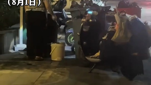 一大婶大半夜拿着桶勺子到垃圾桶，挖取“地沟油”，网友出门在外吃饭一定要注意啊