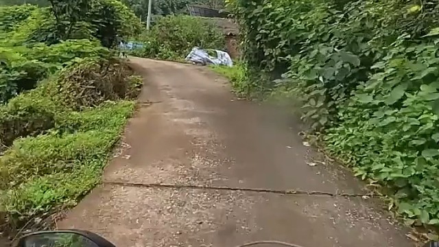 男子骑摩托车行驶在乡间小路，突然窜出一头牛将男子撞倒网友分享玉手镯的制作过程 工人将玻璃料放到模具上
