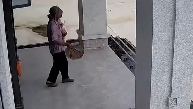 奶奶抱着孩子下台阶，结果不慎摔倒，孩子的头重重磕到地上