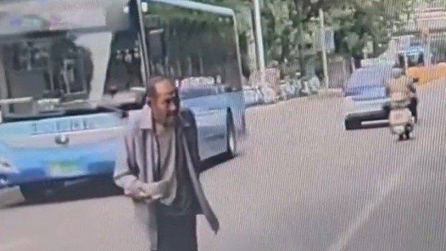 老人和老伴坐在路边用碗接水喝，男子送给老人一些食物和现金