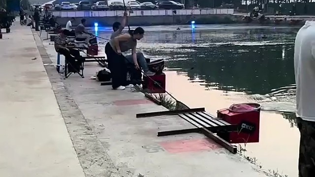 丈夫钓鱼时妻子在旁边耐心陪伴，不仅帮忙捞鱼还给丈夫扇风擦汗 无微不至，网友：原来择一良人 真的能减少