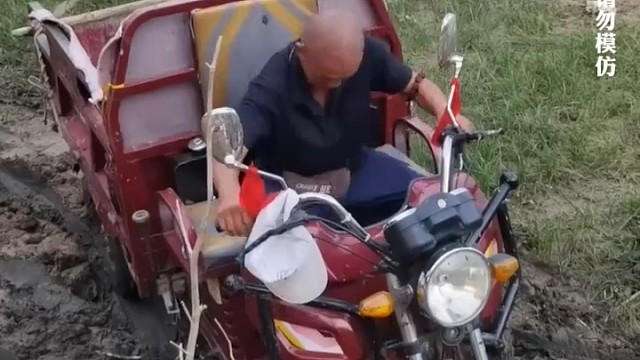 越野车来救援陷进泥地里的三轮车，没想到开得太猛直接把三轮车拽翻车了，网友:救援故事差点变成救援事故
