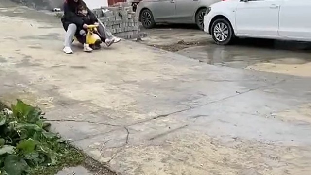 女子和小朋友骑车子玩滑坡，
不料车子到半路就压坏了，
网友：头一次看见把车坐塌的.老人坐在体验店休息
