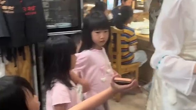 “社牛”女儿拿着爸爸的手机，向服务员小姐姐索要练习方式1