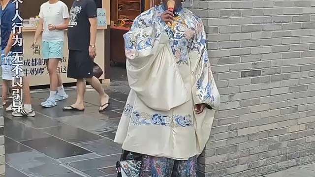 景区捕捉到吃冰淇淋的“咖妃”，汉服的魅力果然不分国界!1