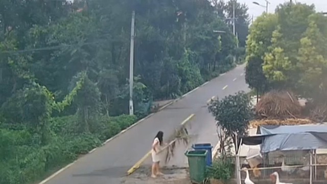 女子站在路边清理垃圾，被经过的三轮车径直撞过去1