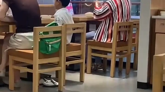 大姐只盛了免费米饭和汤，路人女子看到后为其点了菜，店方的回应很暖心1男子在原始森林跟众人打招呼，转身
