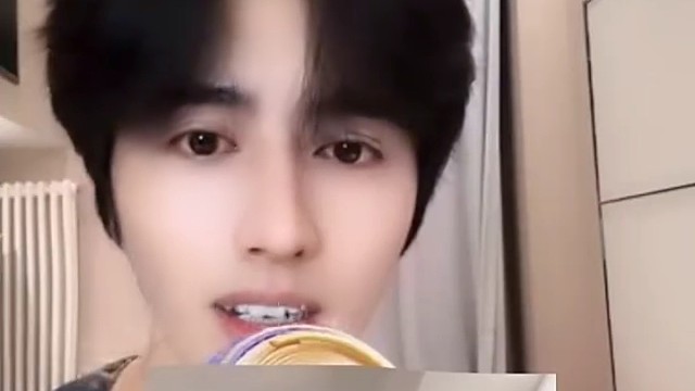明星罗正因为出道十年余额只有四千块钱穷出圈，突然爆火