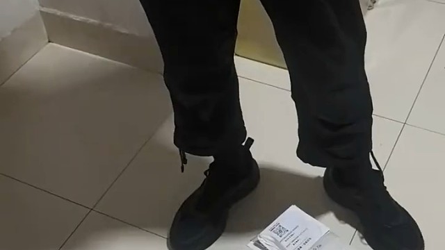 蛋糕送到手已经歪了，女子体谅骑手的辛苦没有索要赔偿 女子： 各行各业都有难处 
多换位思考就会多一份