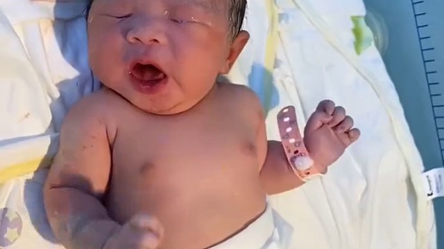 孩子没意识到自己已经出生了 还在不断喝羊水 睁眼看到外面的光直接被吓哭了1