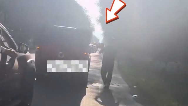 夫妻俩看到前车乱丢垃圾 直接下车将垃圾捡起扔回前车车内 网友：做了我一直想干却不敢干的事