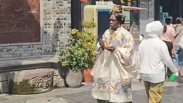 外国友人体验汉服，这才是真正的“咖妃”，网友：比宋小宝更胜一筹1